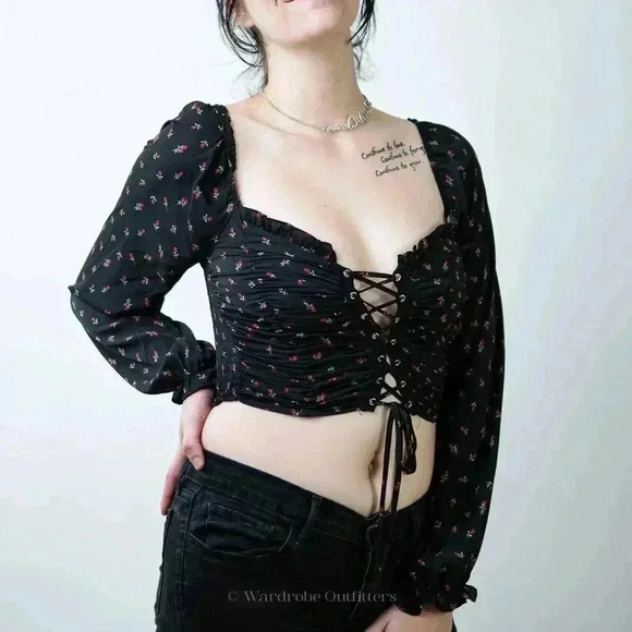 F21 Lace-Up Peasant Long Sleeve Crop Top - Picture 5 of 5